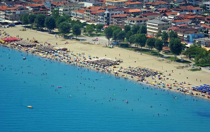 300 dinara + 116€ za prevoz i 10 noćenja u vili na samoj plaži. Olympic Beach