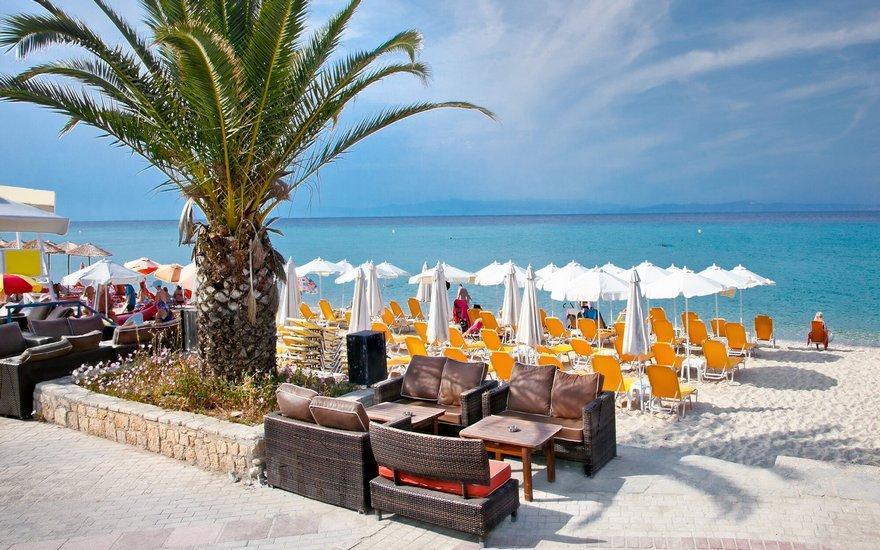 600 dinara + 310€ za 7 dana letovanja (sa prevozom) za celu porodicu. Polihrono